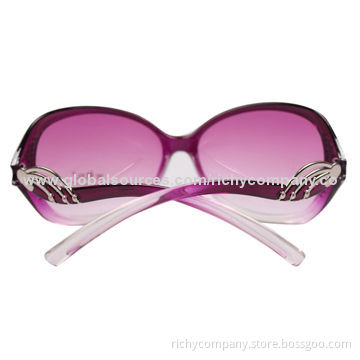 Fashionable women's sunglasses